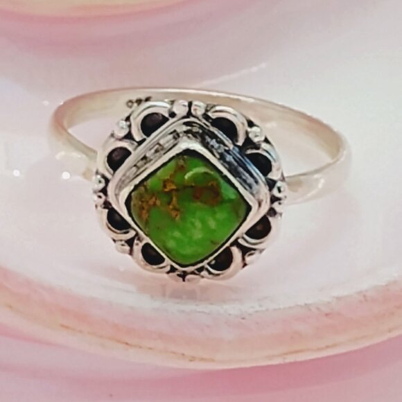 Green Emerald Valley Turquoise Sterling Silver Ring Size 7.5 Diamond Shaped - Picture 1 of 5
